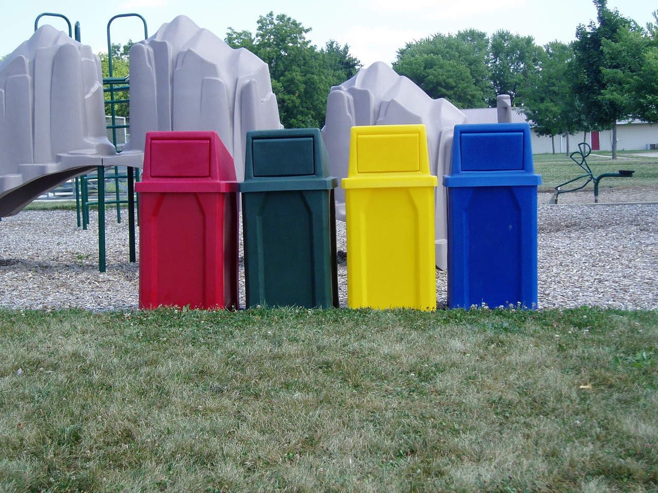 32 Gallon Square 100% Recycled Plastic Heavy Duty Outdoor Trash Can with Push Lid - Great for Schools and Businesses - Green